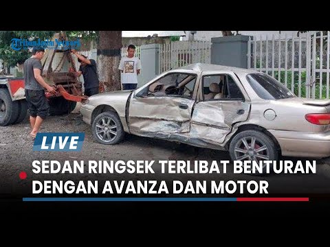 BREAKING NEWS Sedan Ringsek di Kediri, Kecelakaan Libatkan Dua Mobil dan Satu Motor