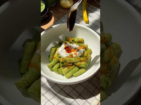 green scallion pasta with a dollop of ricotta and chili crisp 🌱 #shorts #greenpasta #pastasauce