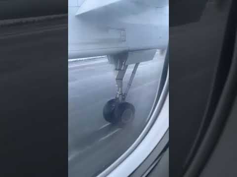 Icelandair Dash 8 Q400 Landing Akureyri Iceland TF-FXA #aviation #iceland #shorts #dash8 #iceland