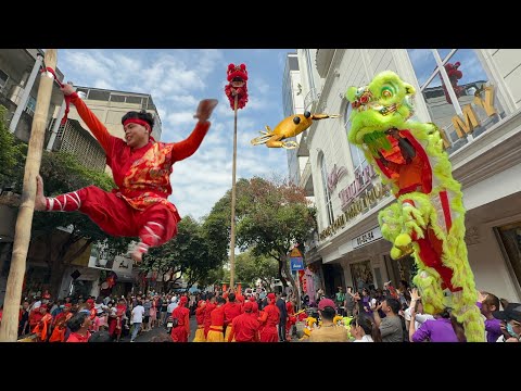 Thót Tim Múa Lân Bay Giữa Không Trung Bắt Cua Lấy Lì Xì Quá Nguy Hiểm Hàng Ngàn Người Vây Kín