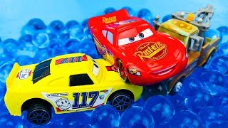 Carros para niños | Rayo Mcqueen en Piscina de Orbeez | Disney Pixar Cars