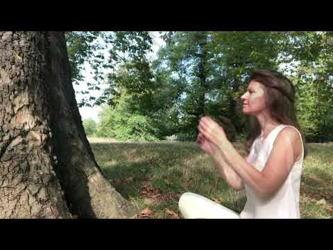 Talking to a Tree with your Hands 🌳 Energy Creation 😍 Heal with Nature