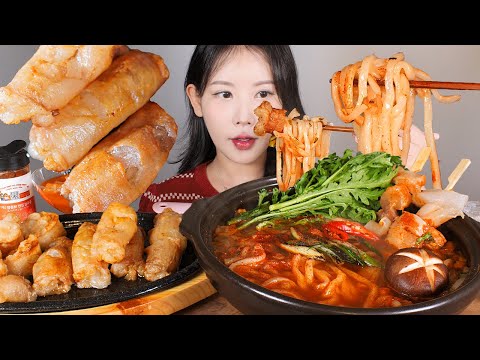 탱탱 쫄깃 그리고 바삭..✨ 소힘줄 꼬치 넣은 김치우동🔥바삭바삭 대창 먹방 Kimchi Udon & Beef Intestines mukbang korean food