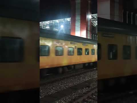 New Delhi to Lucknow Tejas Express depart from Etawah ETW #indianrailways #railwaynetwork #irctctrai