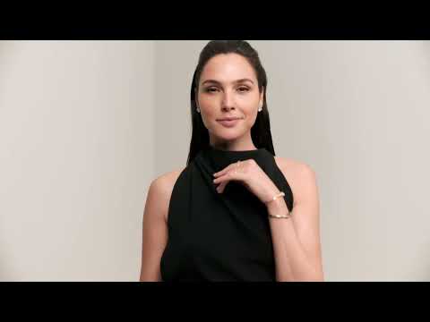 Tiffany & Co.—Gal Gadot Wears Tiffany T