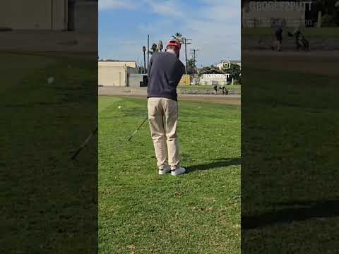 One handed chipping? Yup. #golf #shortgame #chipping