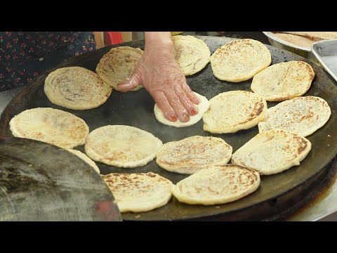 50년 맛집! 하나에 500원? 무려 반세기동안 호떡을 구우신 서산의 노부부 /  She's been making Hotteok for 50 years !!