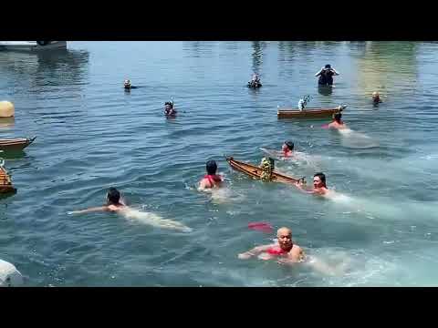 地元明石の岩屋神社で恒例のおしゃたか神事。おしゃたかは、海難防止と豊漁を願う明石で最も古い神事の一つ。氏子の若年たちが海に入り、「おしゃたか（神様はおこしになったとの意）」と唱えます。