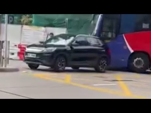 自私的比亞迪私家車, 違例泊車擋旅遊巴出入, 造成交通大擠塞 BYD