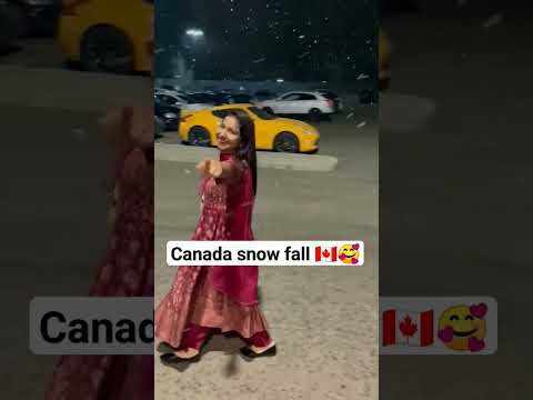 Thnd bahut thi  snow fall mein  meri hassi thnd ko chipa rhi thi 🥶😍#edmonton  #canada