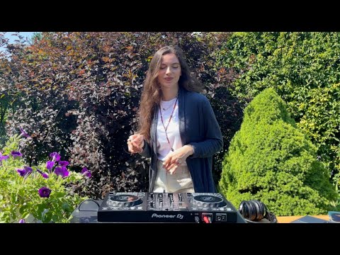 Groovy Deep House DJ Set - Weekend Lounge Music Mix | Garden Lunch Break