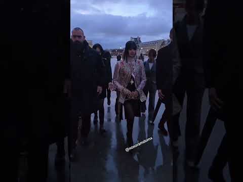 Lisa at the louis vuitton show in Paris