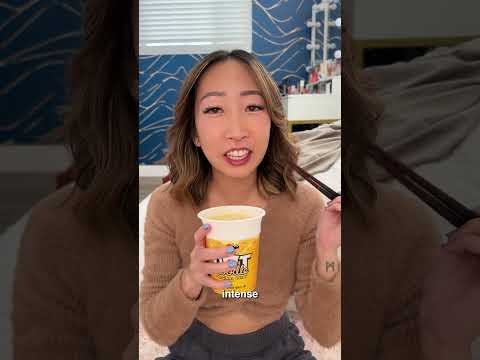 I tried curry ramen with mango sauce #foodreview #mukbang #asmr #noodles #ramen #cupnoodle #curry