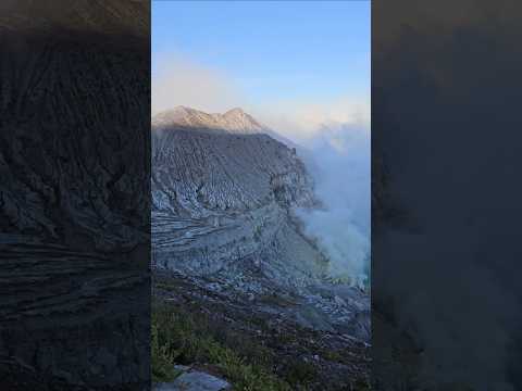 아침이 밝은 이젠산 ijen mountain  view point