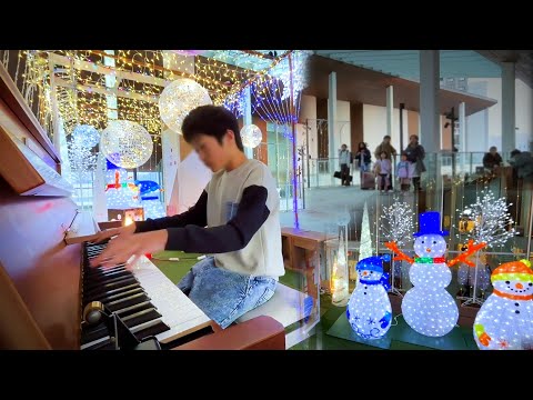 "Let It Go" from Frozen: Street Piano with Beautiful Illuminations