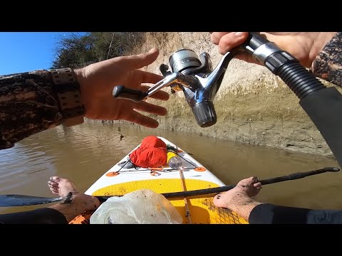 Pesca y aventura  en una tabla inflable. stand up paddle pesca urbana