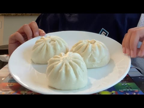 VICTORIA EATS BAO (SIOPAO) FROM COSTCO, SHE LIKES IT!!