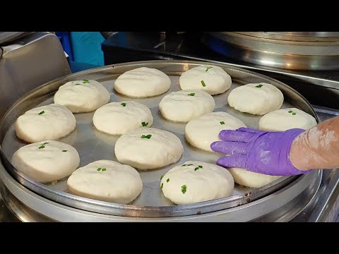 Giant Scallion Pancake and Chinese chive boxes  Making Skills  /東北大叔手工現做巨大千層蔥花大餅 -Taiwan Street Food