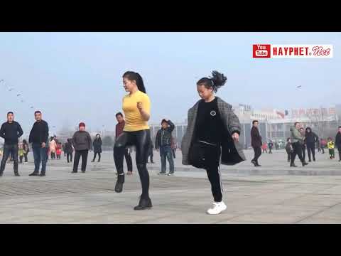 Cô gái Trung Quốc nhảy Shuffle dance trên đường phố