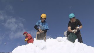 「めっちゃ楽しい」と日本語で　外国人観光客3人が飛び入りで「かまくら作り」　今年は雪が豊富で作業も順調　1月24日オープン「レストランかまくら村」長野・飯山市