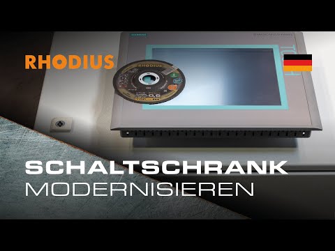 Schaltschrank modernisieren – Monitoröffnung mit der Trennscheibe schneiden